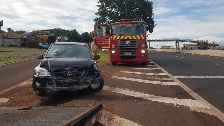 Motorista perde o controle da direção e bate contra mureta na PRc-467