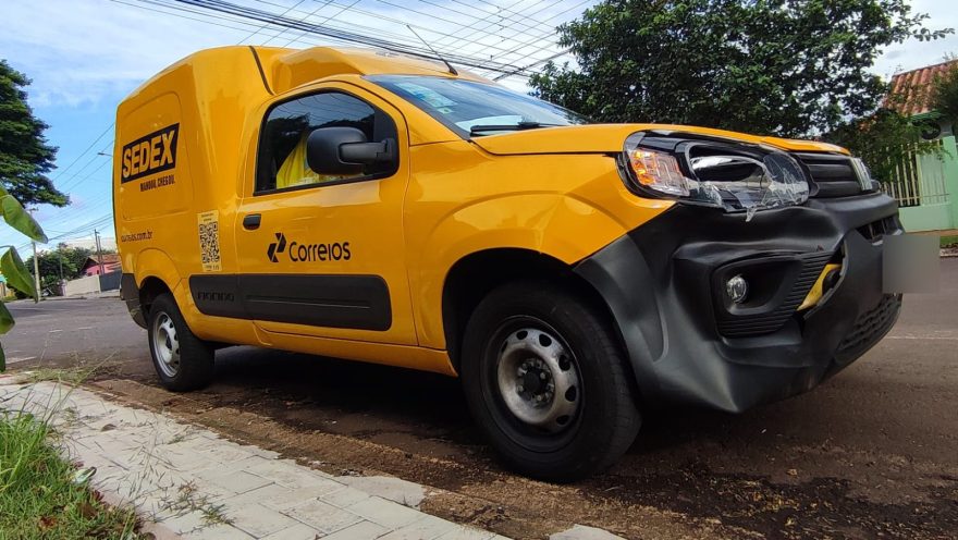 Atraso na entrega! Veículo dos Correios se envolve em acidente no Centro