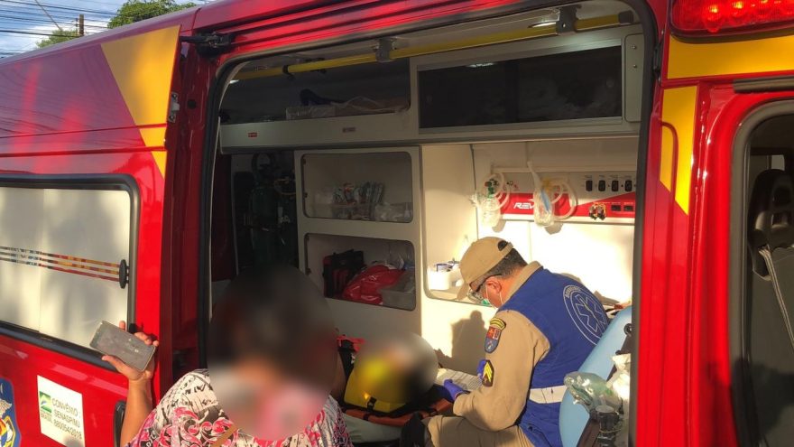 Acidente entre carro e bicicleta deixa jovem ferido no Floresta