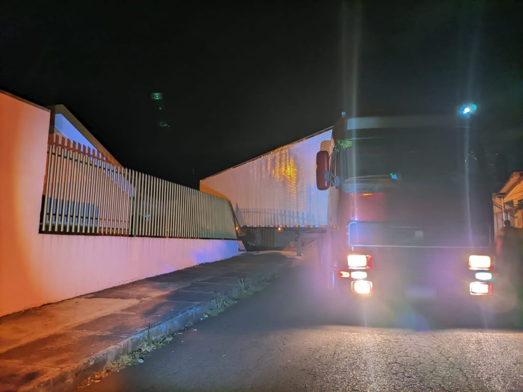 Caminhão invade residência no Guarujá