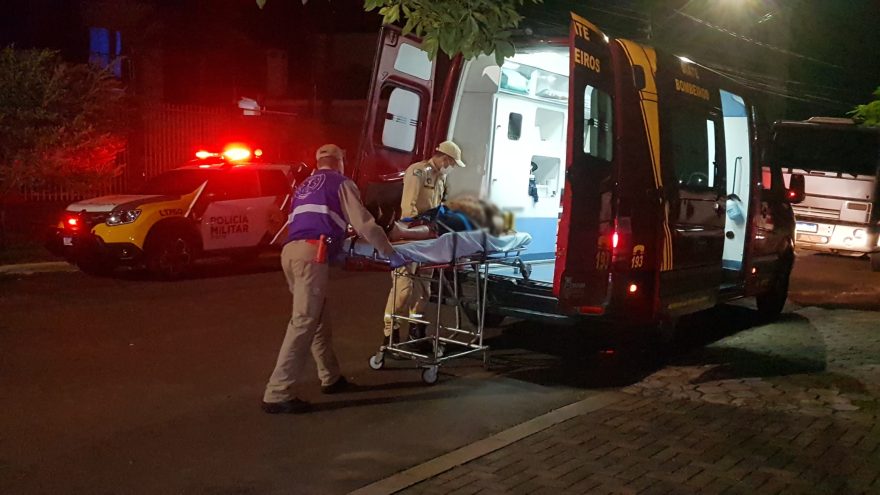 Idosa de 77 anos fere a cabeça e quebra a clavícula ao sofrer queda