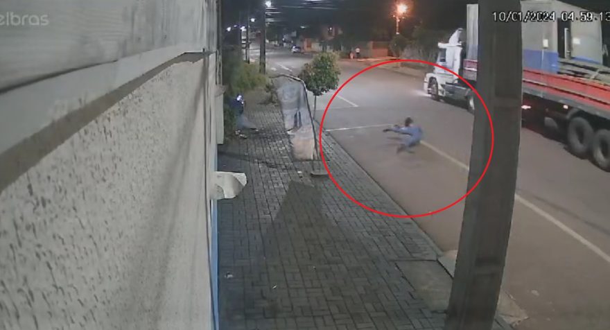 Impressionante: Mulher é arrastada violentamente após carreta arrebentar cabos no Brasmadeira