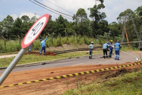 Imagem referente a Copel recupera energia em quase 100% das casas atingidas pelos temporais de terça-feira