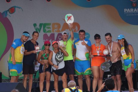 Campeonato relâmpago de beach tennis atrai veranistas na arena de Caiobá