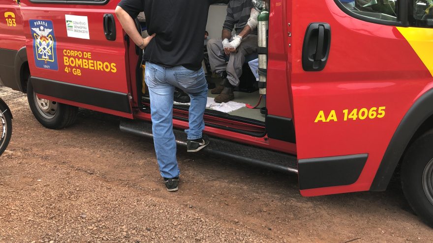 Idoso sofre queda de bicicleta elétrica ao escorregar em cascalhos de obras na Avenida Piquiri