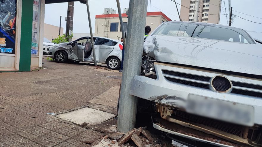 Carros sobem na calçada e acertam poste e semáforo em acidente na Av. Brasil com Rua Pedro Ivo