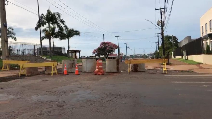 Viaduto da Avenida Piquiri está bloqueado para obras asfálticas