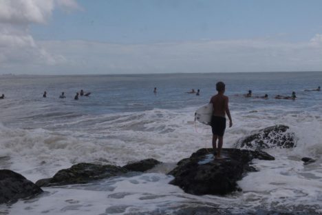 Com uma das melhores ondas longas do País, Matinhos atrai surfistas e turistas