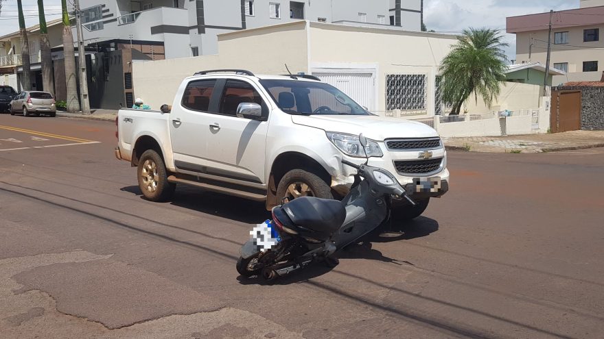 Moto e caminhonete se envolvem em acidente na Rua da Bandeira