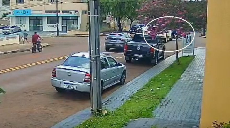 Câmera flagra acidente entre moto e S10 na rua da Bandeira