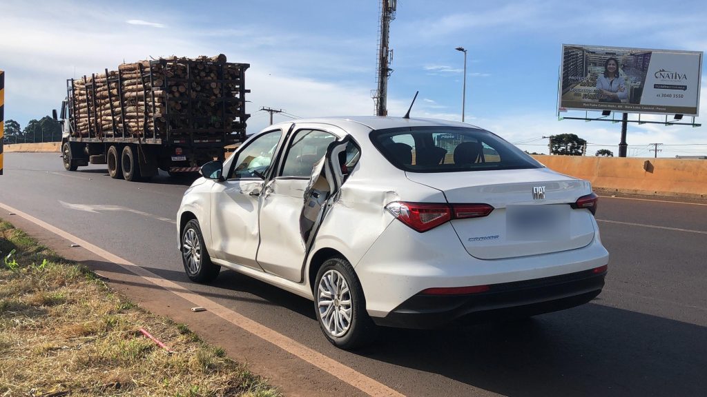 Carro é prensado por caminhão no Trevo Cataratas