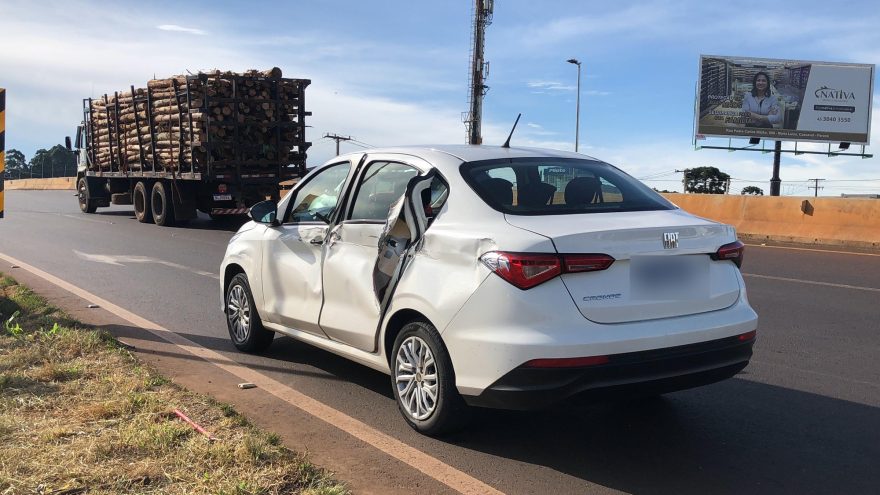 Carro é prensado por caminhão no Trevo Cataratas