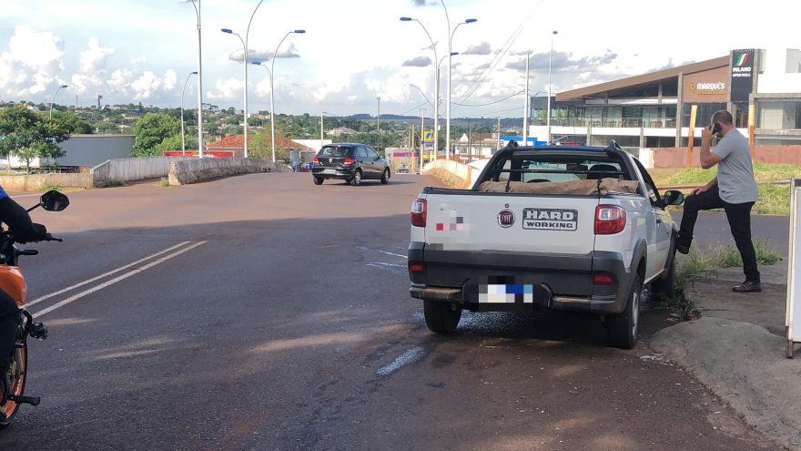 Dois carros se envolvem em acidente no viaduto da Rua Domiciano Theobaldo Bresolin