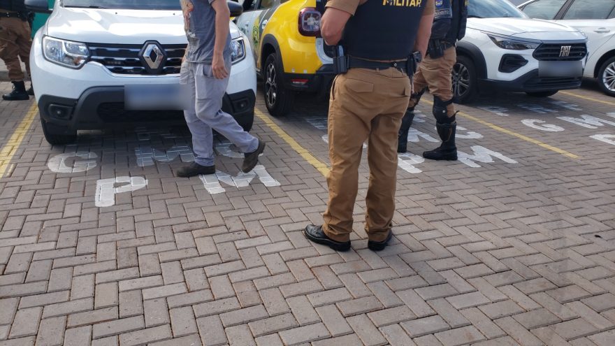 Homem é detido fumando maconha enquanto dirigia no Universitário