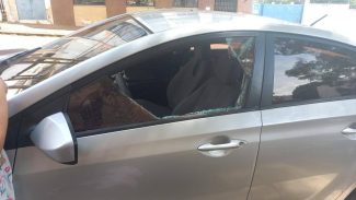 Ladrão arromba veículo e furta mochila, no Centro