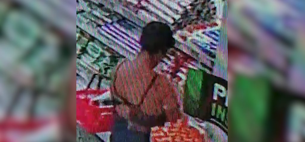 Imagens mostram momento em que mulher furta produtos de mercado