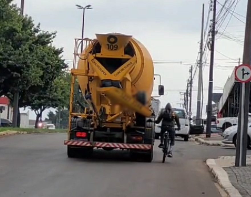 Carona inusitada: ciclista é flagrado se apoiando em caminhão de concreto para subir ladeira