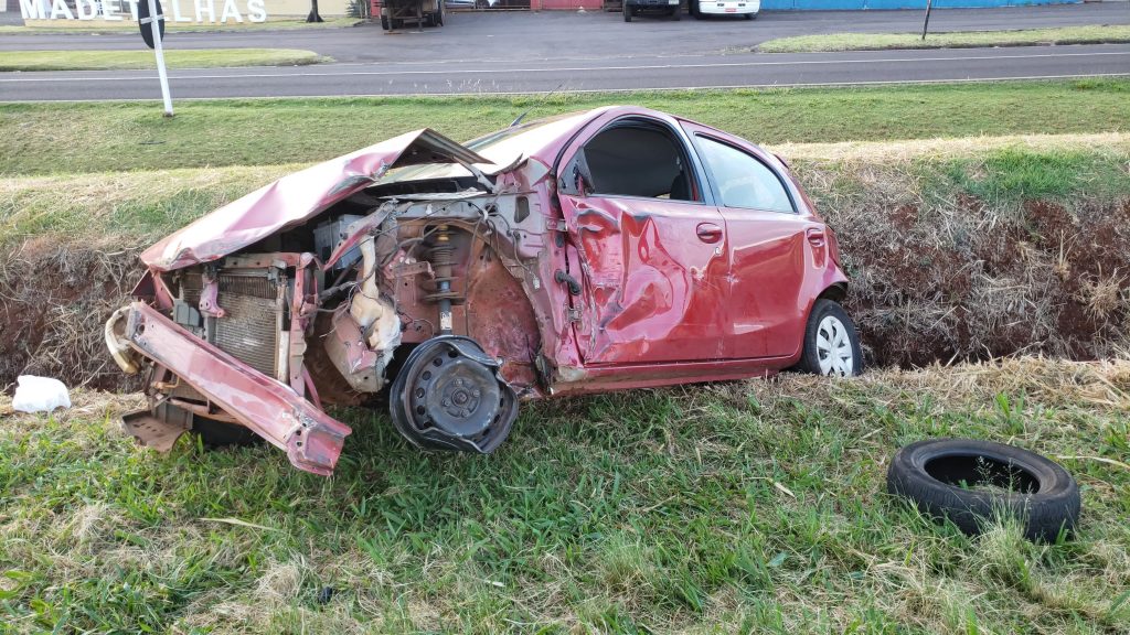 Etios fica destruído após colidir em dois caminhões na BR-277 em Cascavel