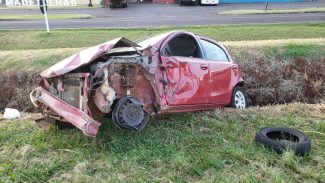 Etios fica destruído após colidir em dois caminhões na BR-277 em Cascavel