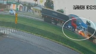 Câmera flagra Etios atingindo caminhões na BR-277