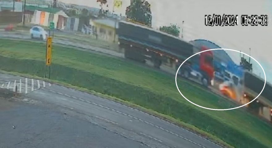 Câmera flagra Etios atingindo caminhões na BR-277