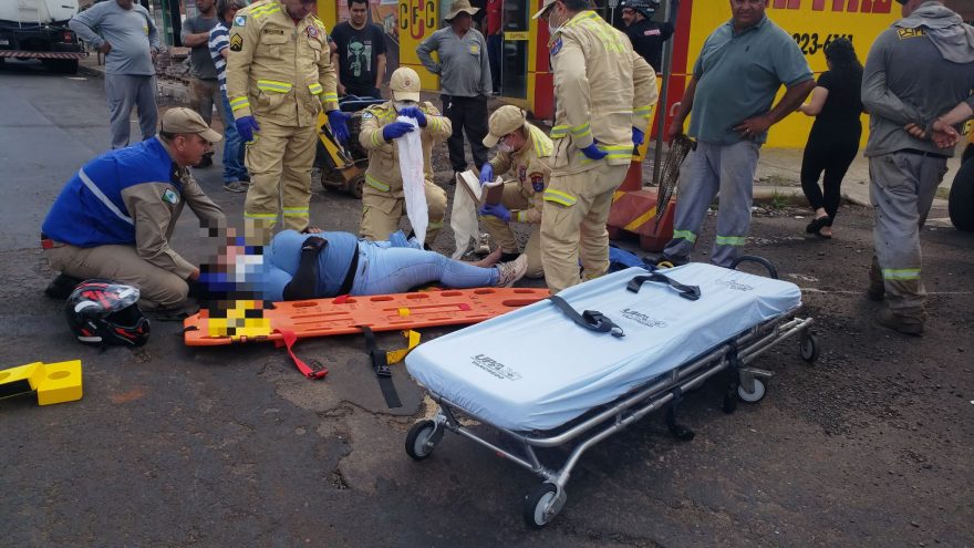 Forte colisão na Rua Rio Grande do Sul deixa motociclista ferida
