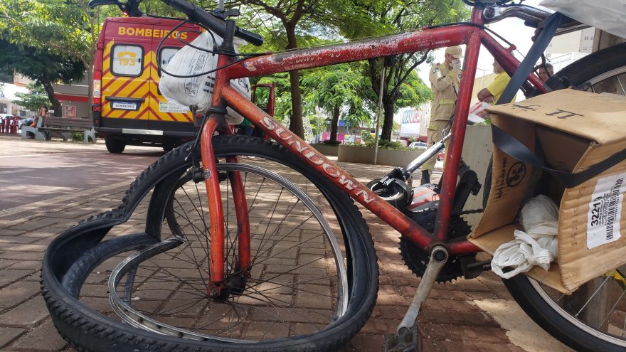Acidente entre patinete e bicicleta deixa dois feridos