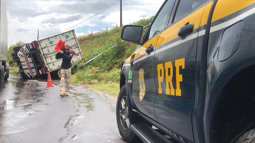Carreta tomba no Contorno Oeste, em Cascavel