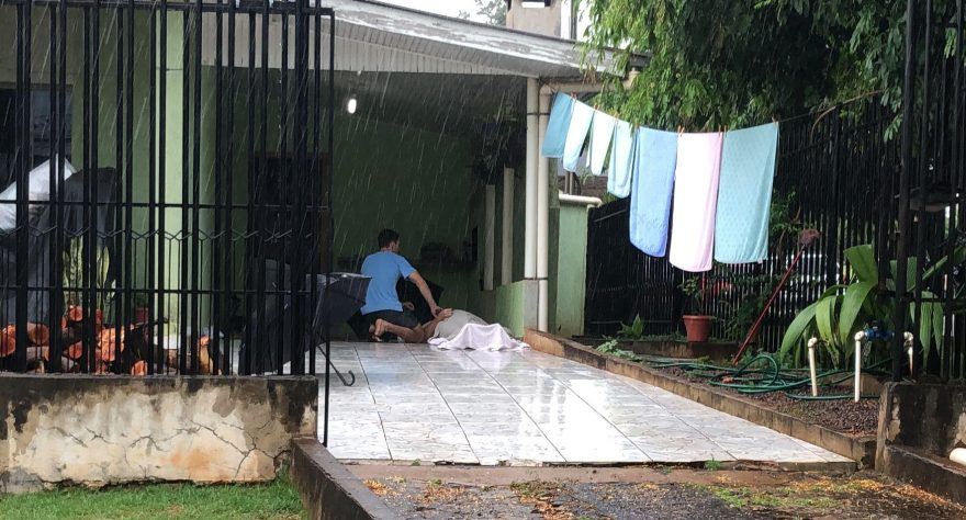 Homem fica ferido ao escorregar em piso molhado