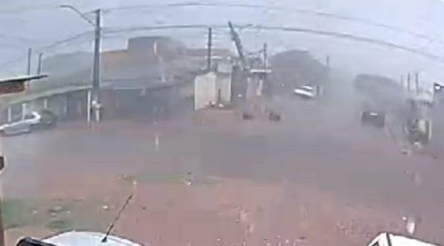 Imagem referente a Tá chovendo aí? Poste elétrico quebra durante ventania no Interlagos