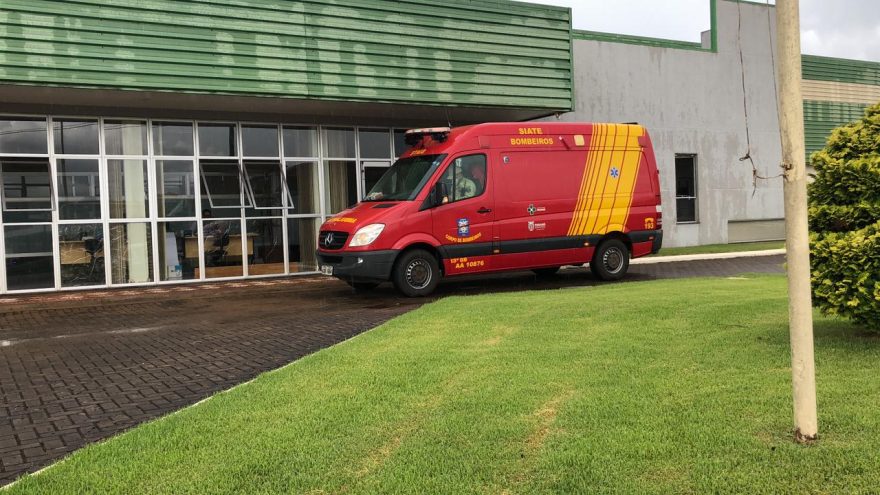 Mulher fica ferida ao cair de plano elevado em empresa na BR-277