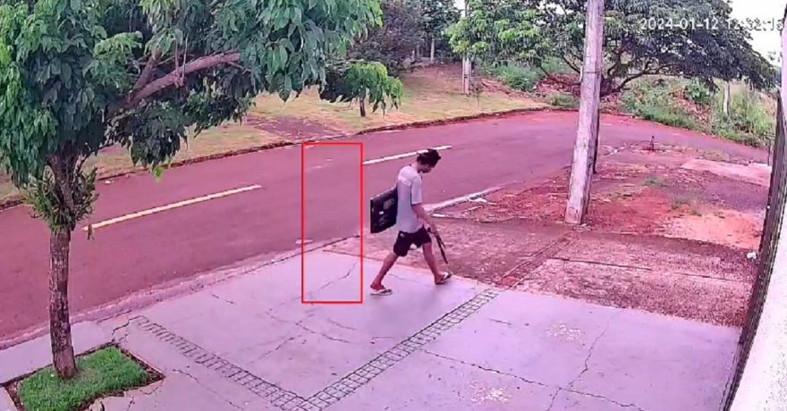 Câmera flagra ladrão furtando televisão no Santa Felicidade