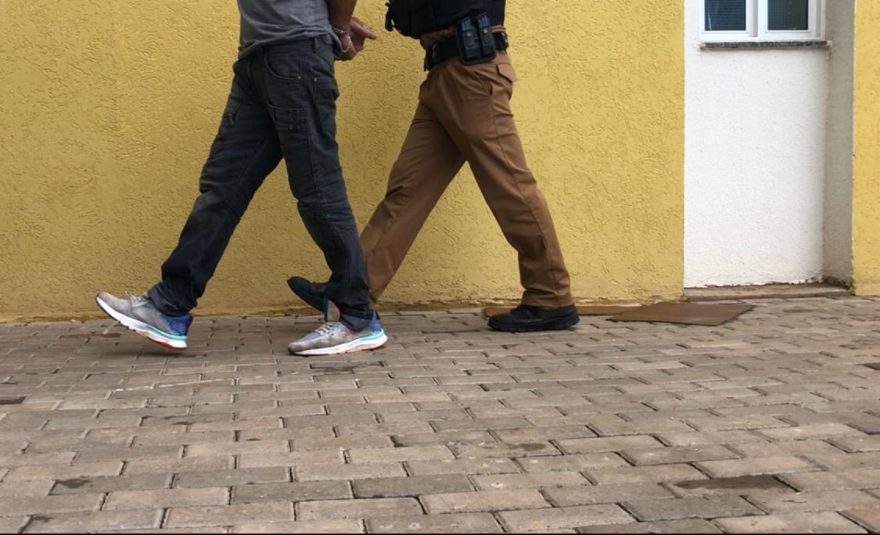 Homem é preso por suspeita de furto a veículo