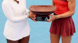 Bia Haddad é campeã de duplas do WTA 500 de Adelaide, na Austrália