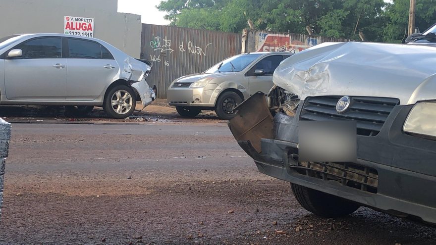 Acidente entre três carros é registrado na Rua Cuiabá