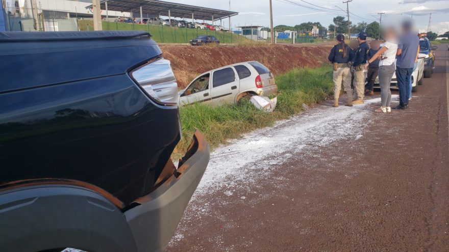 Pancada traseira: Corsa e Strada colidem na BR-467 em Cascavel