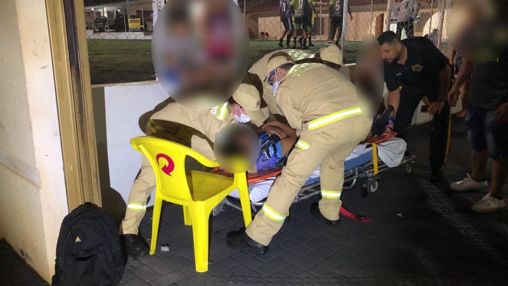 Jovem fica ferido durante partida de futebol no Neva