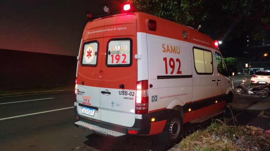 Batida entre carro e moto deixa pessoa ferida no Centro