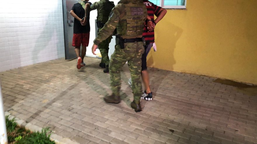 Flamenguista e amigo são presos com drogas em ônibus de linha