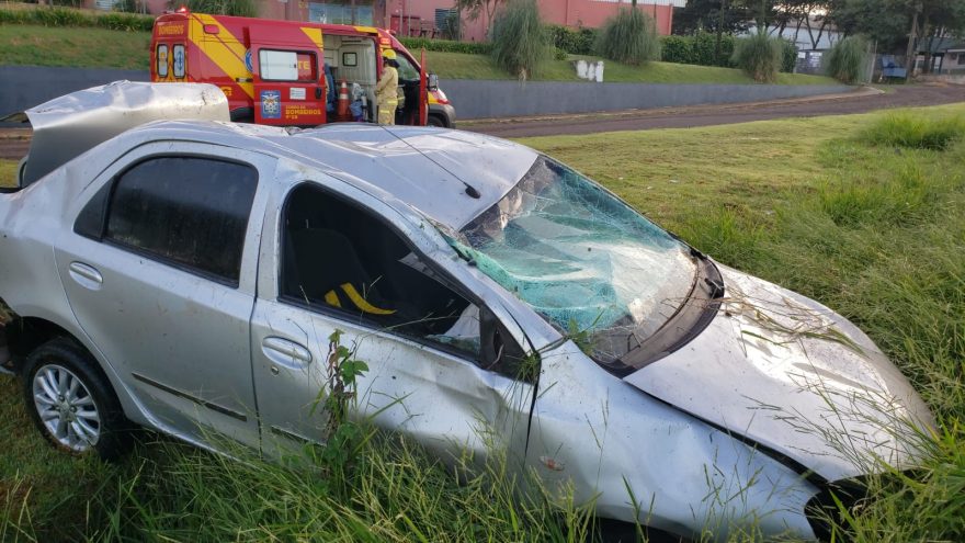 Etios capota após sair da pista na rodovia BR-467, no bairro Canadá