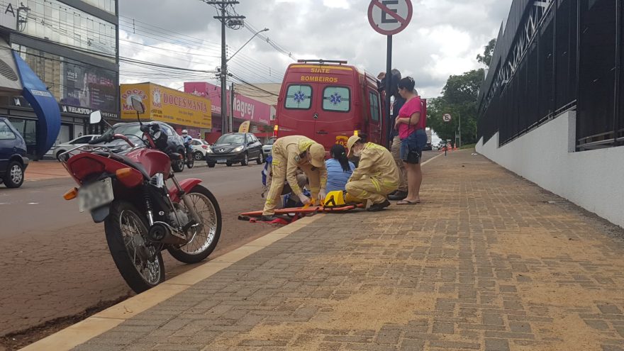 Mulher é atropelada por motocicleta no Centro