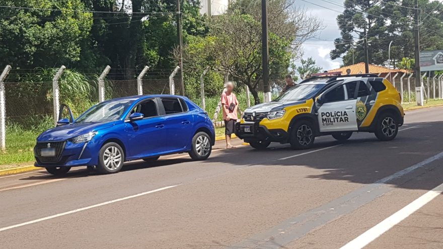 Jovem fura sinal na frente da PM e é abordado