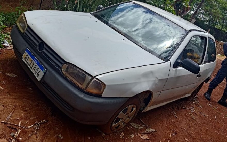 Mulher com tornozeleira eletrônica é detida em posse de Gol furtado