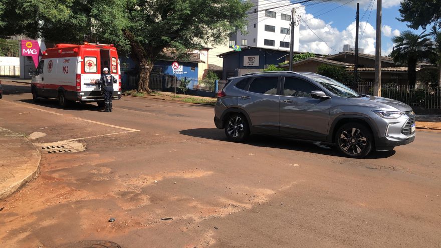 Vítima de acidente entre dois carros é socorrida no Centro