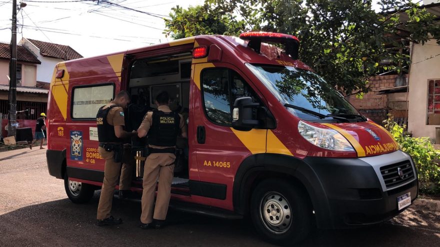 Filho é socorrido após levar golpes de facão durante uma briga com o pai no Sanga Funda