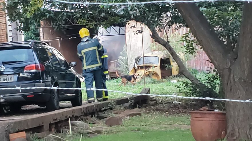 Bombeiros combatem incêndio em entulhos no Santos Dumont