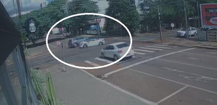 Câmera registra momento em que carro quase capota em acidente na Rua Rio Grande do Sul