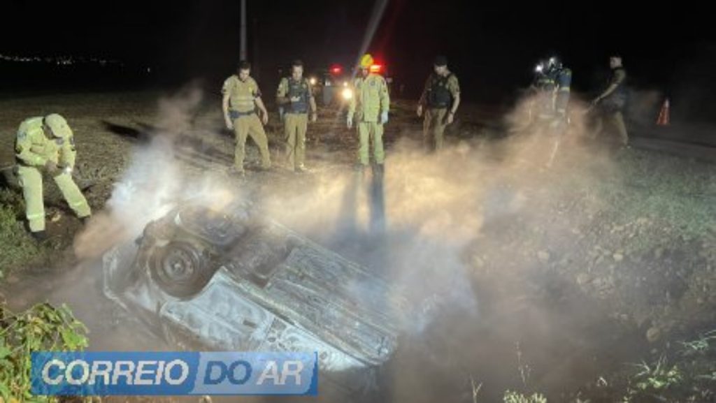 Gol pega fogo após capotar na rodovia PR-364 em Palotina
