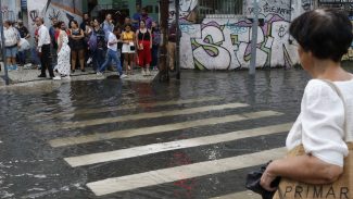 Chuva contínua causa transtornos na cidade do Rio