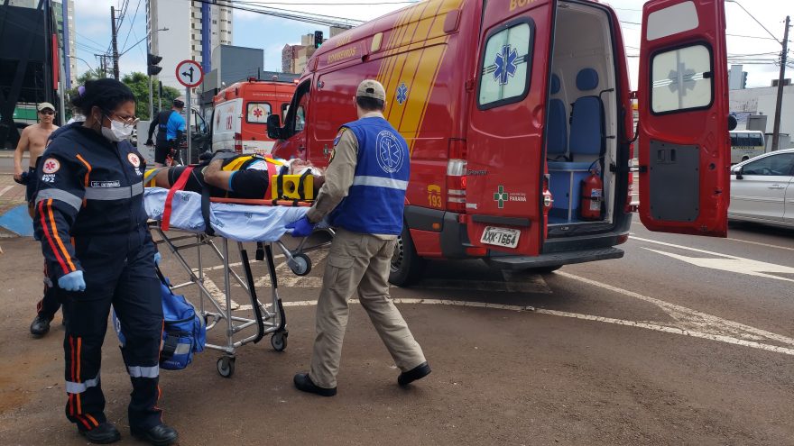 Ciclista fica ferido ao se envolver em acidente com automóvel no Centro